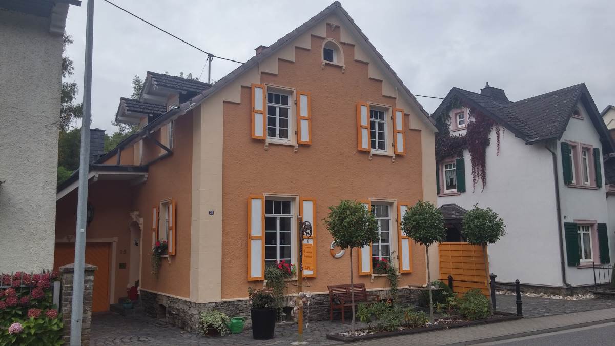 Haus Vorderansicht mit Blick auf das Apartment